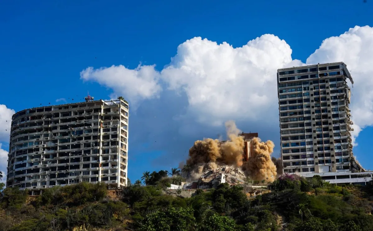 Demolieron de manera controlada edificio Samantha A en La Guaira