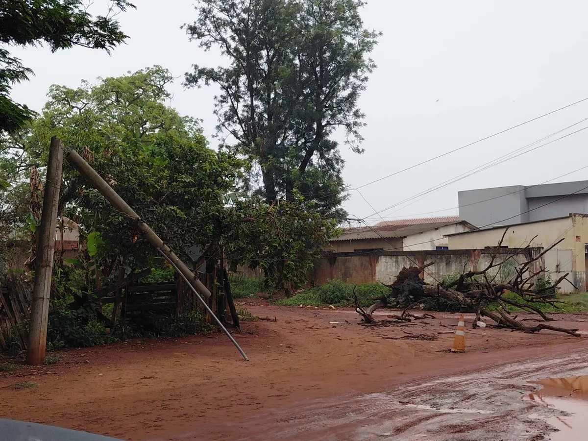 Poste partido e fios baixos preocupam pais em frente de escola municipal