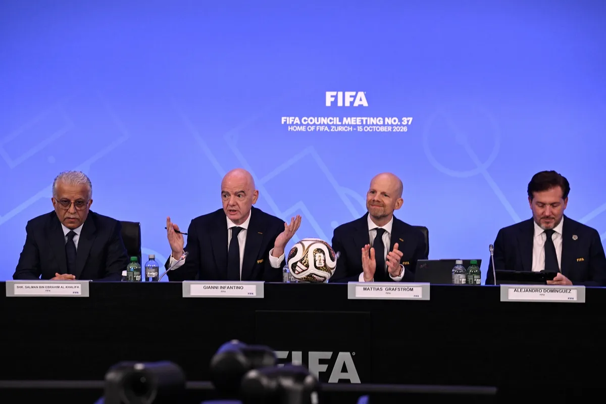Infantino, acorralado por las acusaciones de opacidad, la investigación judicial de la UEFA y la amenaza de Arsène Wenger