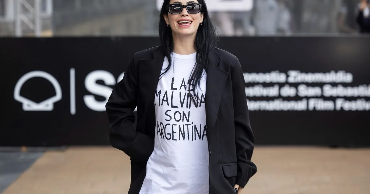 Lali Espósito lució una remera con la leyenda "Las Malvinas son argentinas" en el Festival Internacional de Cine de San Sebastián