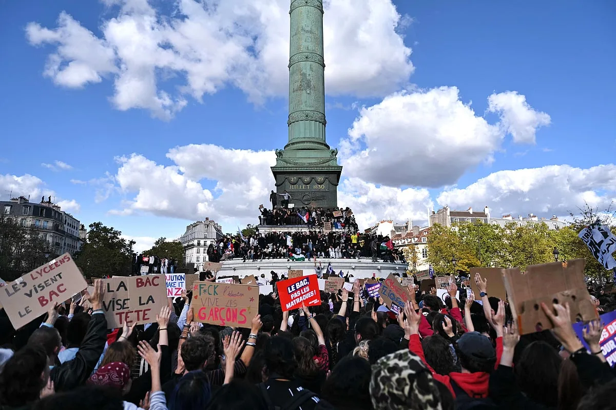 Protestos em França. Confrontos entre manifestantes e polícia na Praça da Bastilha, em Paris