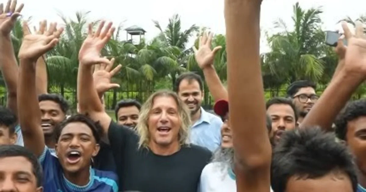 Claudio Caniggia visitó Bangladesh y quedó sorprendido por la pasión por la Selección Argentina