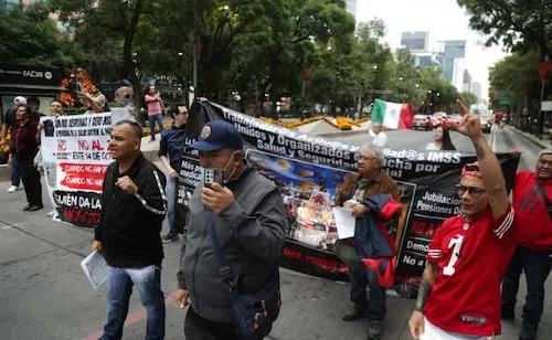 Trabajadores del IMSS bloquean Reforma; exigen destitución del líder sindical Rafael Olivos