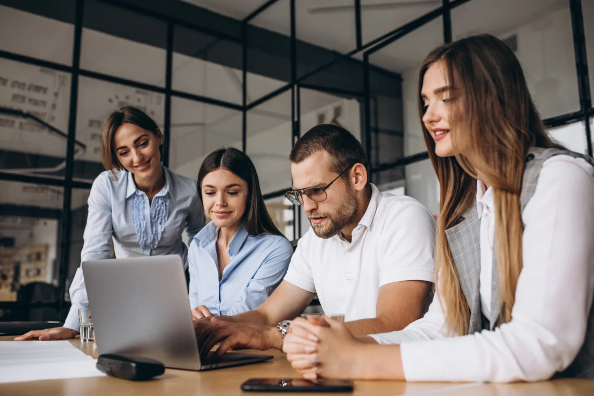 Talentos “AI Native”: cómo es el programa que permite trabajar en tres empresas en 18 meses