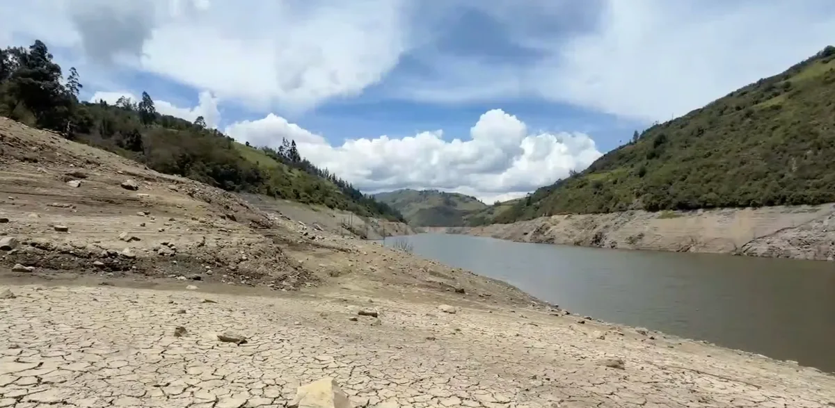 La sequía transforma el embalse de Mazar en Ecuador en medio de cortes de luz imprevistos en varias ciudades