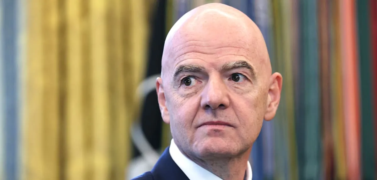 „Schöne Frisur“ – Infantinos bizarre Antworten auf die Konfrontation eines Reporters