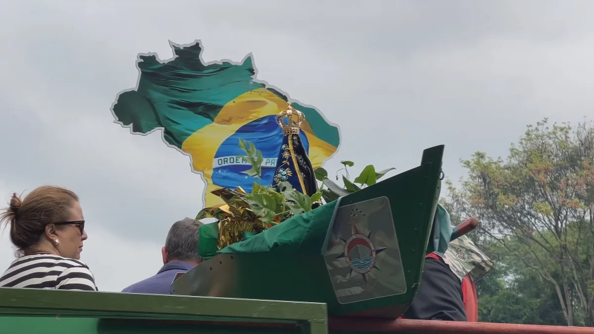 Procissão fluvial reúne embarcações e leva imagem de Nossa Senhora Aparecida em jangada ecológica no interior de SP