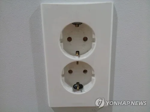 남원 중학교 생활관 콘센트에서 불꽃…자체 진화