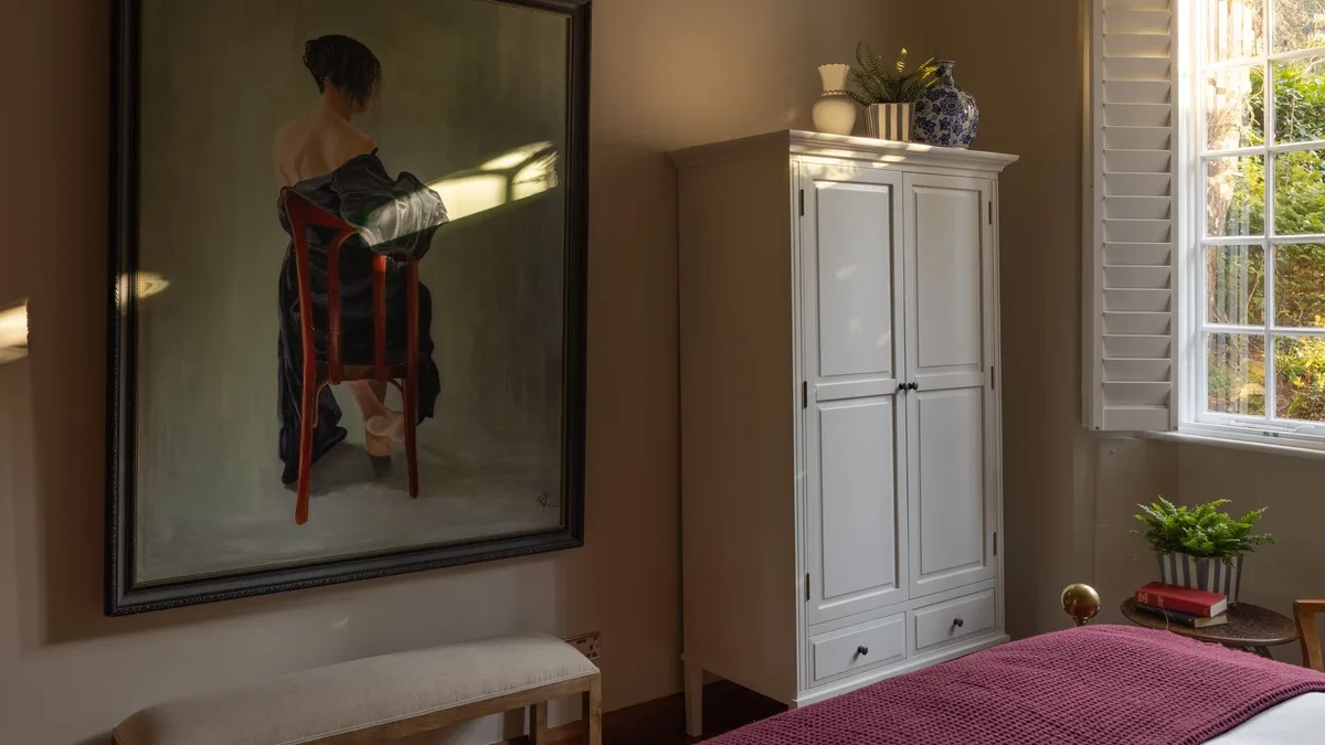 Los dormitorios de 2026 recuperan el encanto de la casa de la abuela: colchas bordadas, cabeceros de hierro y muebles con historia