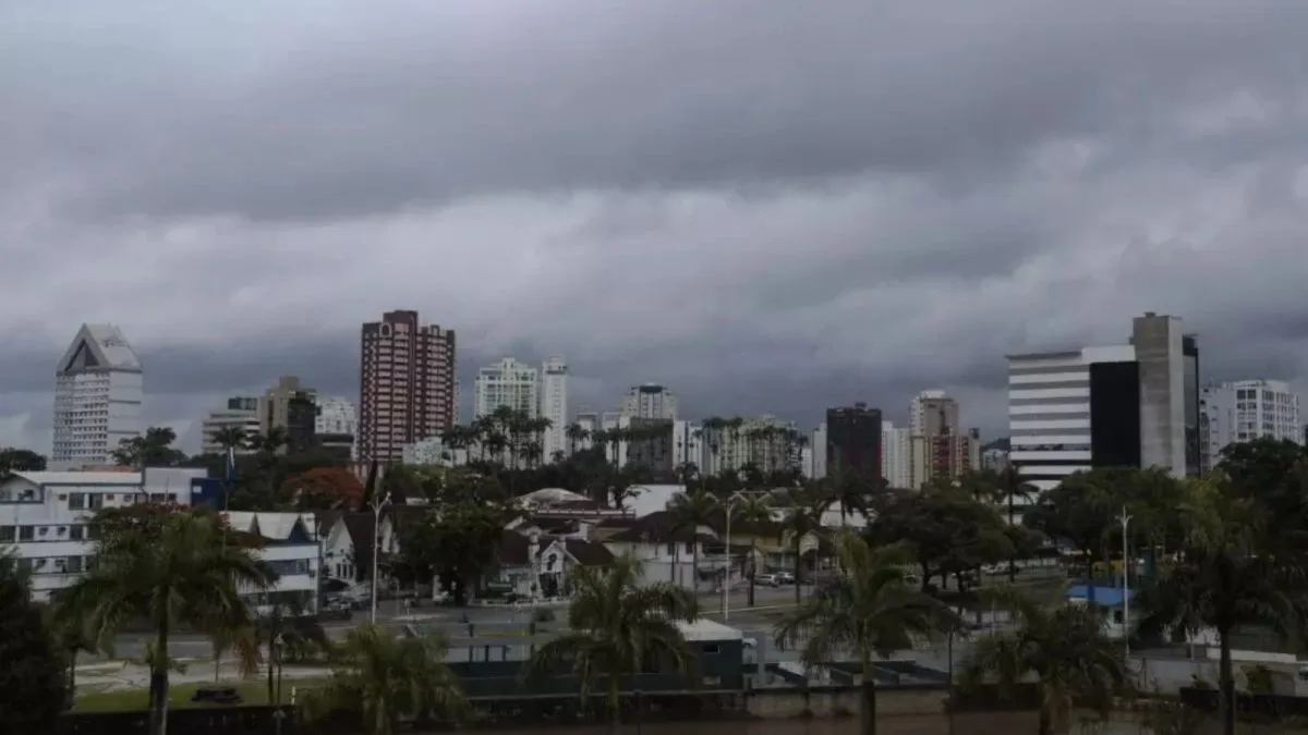 Mudança brusca no tempo coloca Joinville em alerta para temporais com risco de alagamentos, destelhamentos e queda de árvores