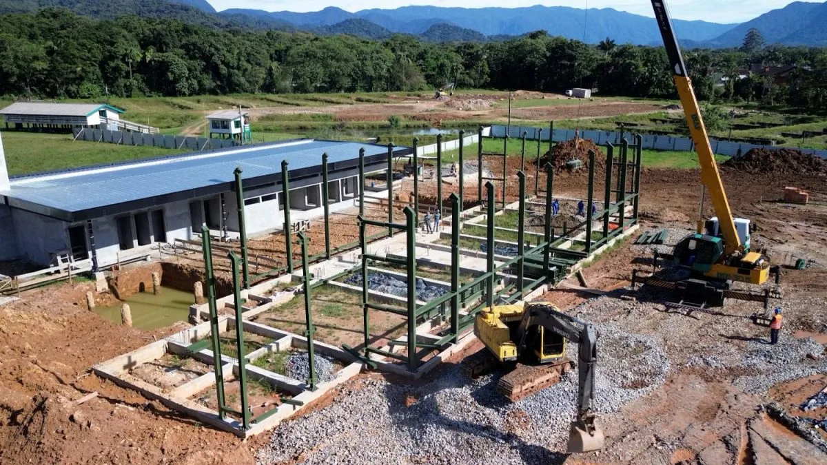 Depois de polêmicas, multa e troca de empresa, obra parada há meses avança em Joinville
