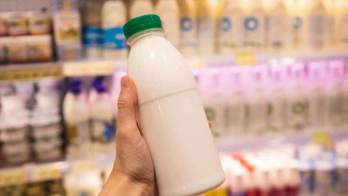 Indústria de lacticínios usava soda cáustica e água oxigenada para mascarar problemas no leite e mantinha centenas de toneladas em depósitos clandestinos; 15 pessoas são condenadas
