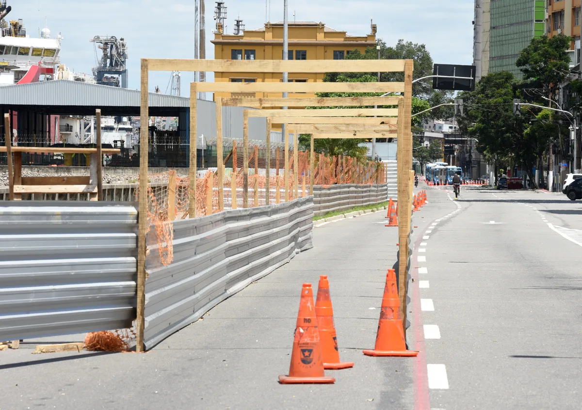 Ciclovia provisória começa a ganhar forma na Av. Beira-Mar, em Vitória