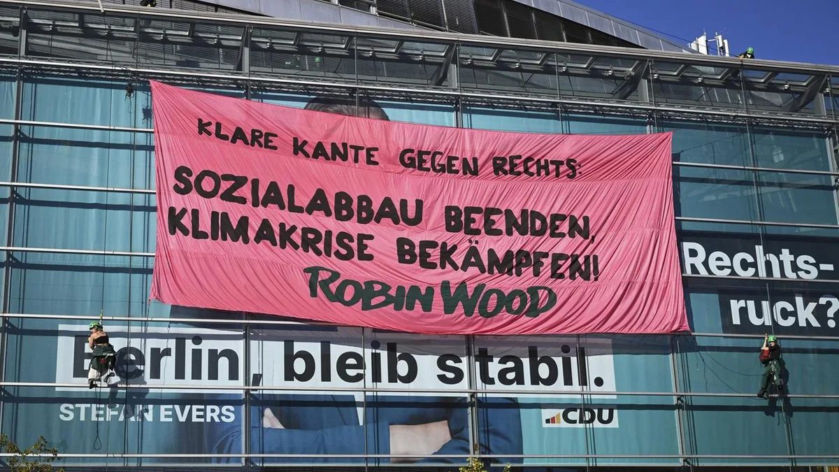 Kritik an Merz-Regierung: Aktivisten erklimmen CDU-Zentrale – und entrollen Riesenbanner