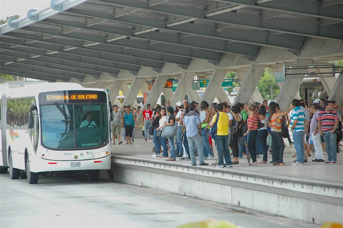 Aprendices del Sena en Barranquilla tendrán transporte público gratis desde 2027: el Distrito eliminaría el gasto diario de $7.400