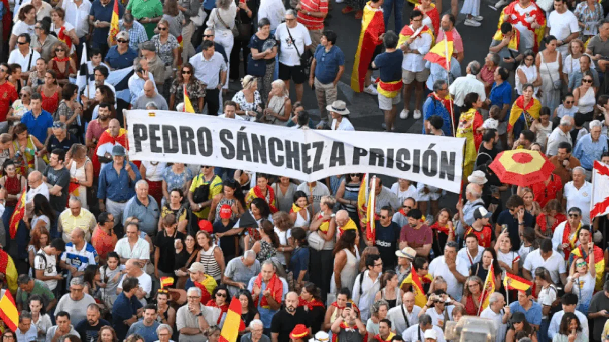 Decenas de miles de personas abarrotan el centro de Madrid para apoyar a Ceuta y al grito de "Gobierno dimisión"