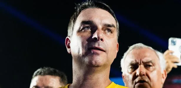 Flávio Bolsonaro se une a 'inimigos' de Lula como estratégia para Nordeste