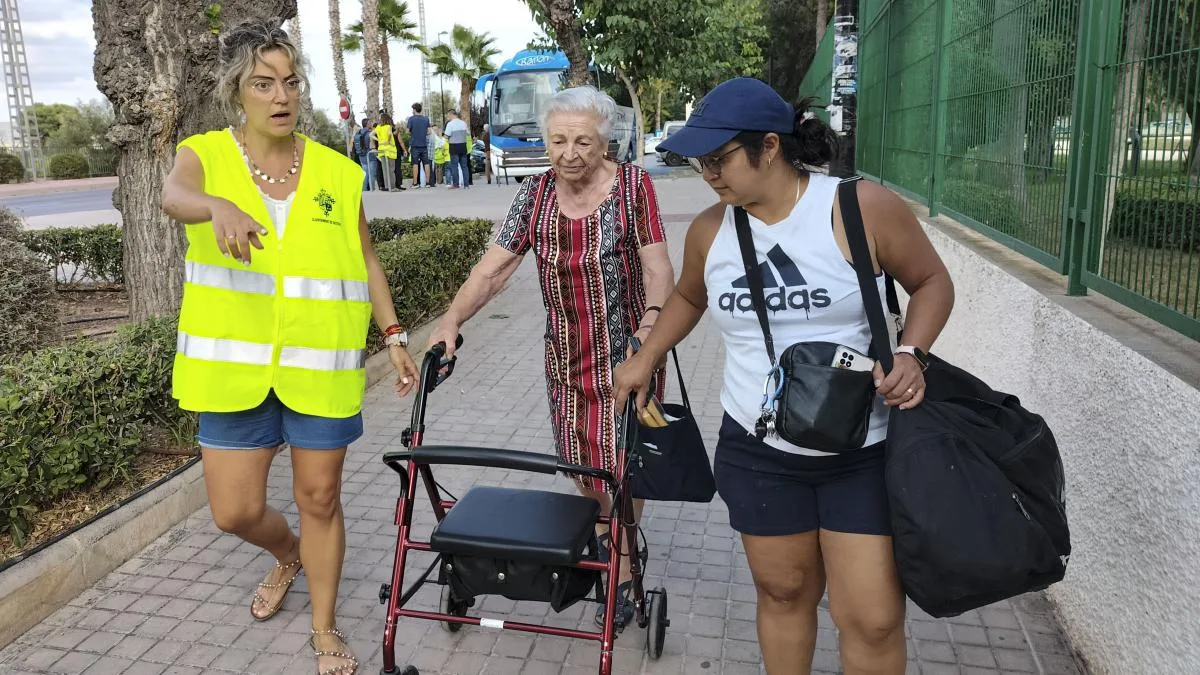 El fuego que ha obligado a desalojar Gátova sigue sin control y afecta a Sierra Calderona