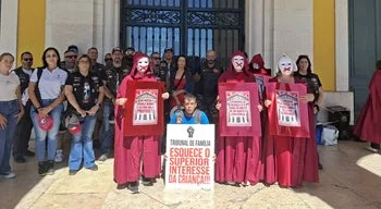 Dezenas de pessoas manifestaram-se contra desvalorização de abusos na Justiça