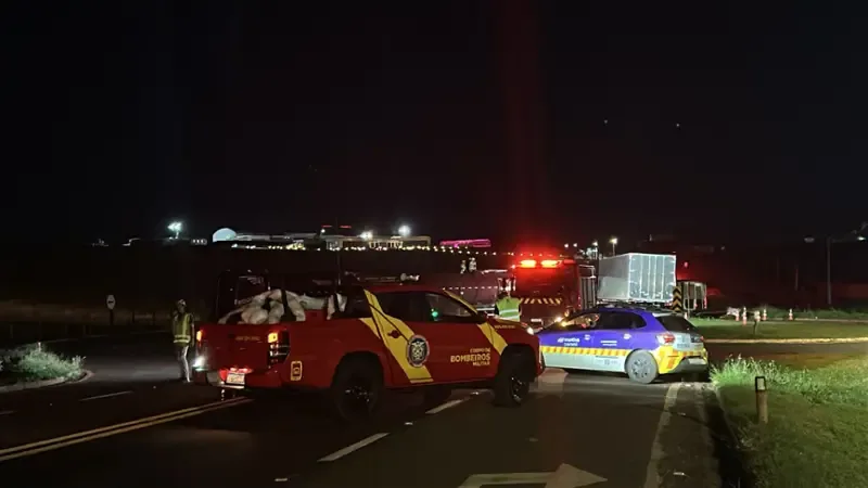 Risco de explosão! Acidente entre caminhão e carreta com 70 mil litros de combustível interdita PR-445