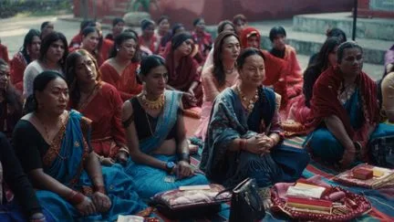 "Les Eléphants dans la brume" : un film surprenant et puissant sur une communauté de femmes transgenres du Népal