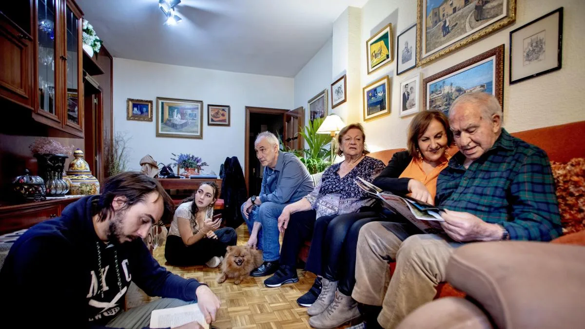 Los hijos se van cada vez más tarde de casa de sus padres: 30,2 años