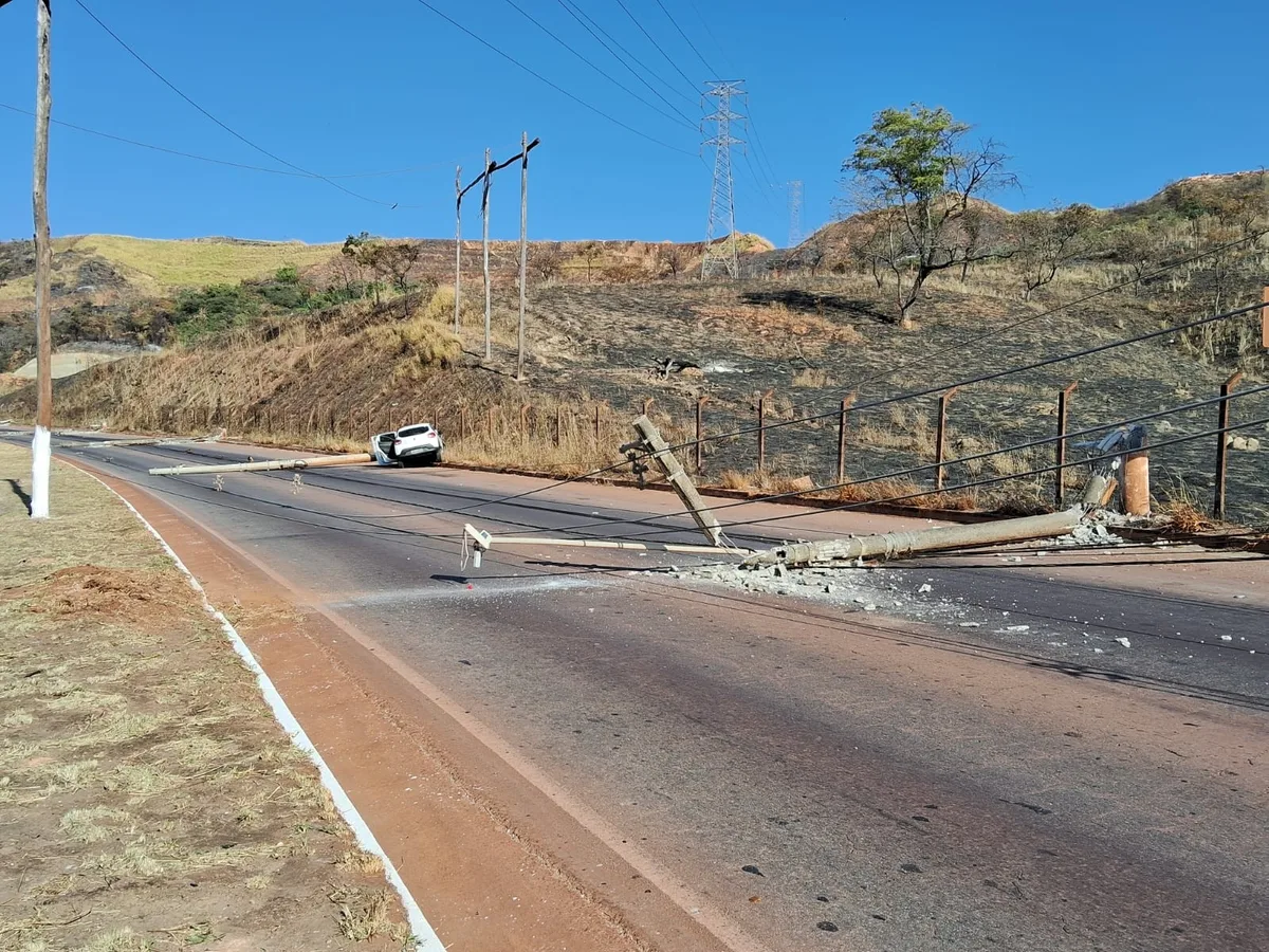 Carro derruba cinco postes em acidente e interdita a Via Expressa, na Grande BH