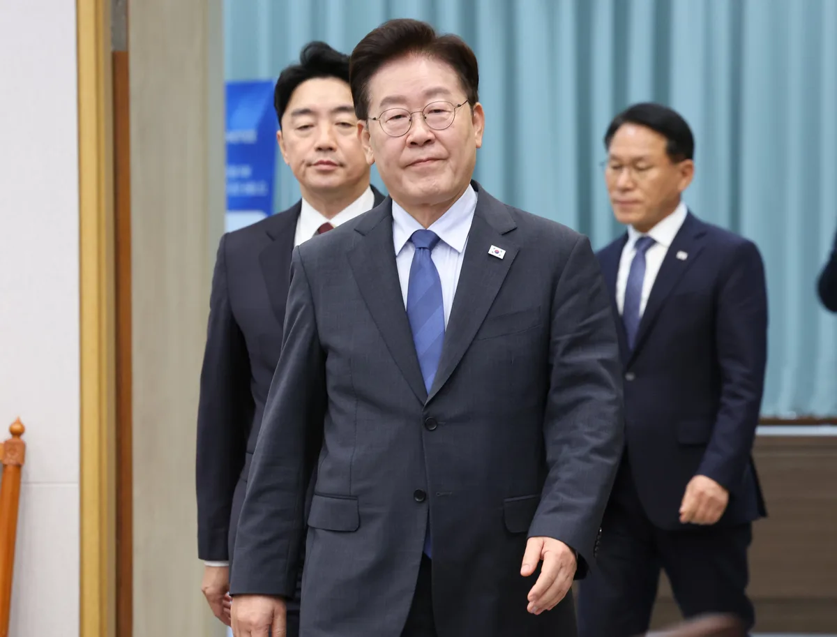 李 지지율 9주 연속 하락한 33.8%…긍·부정 격차 29.5%p [리얼미터]