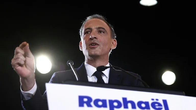 Primaire PS-Place publique: les images de Raphaël Glucksmann qui apprend sa victoire dévoilées