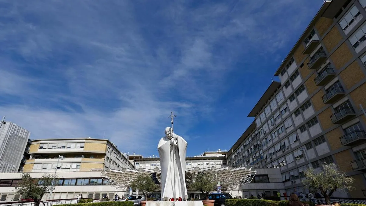 Pope undergoes surgery for common lung cancer