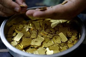 Pedreiros encontram R$ 54 mi em moedas e barras de ouro em parede de casa na Bélgica