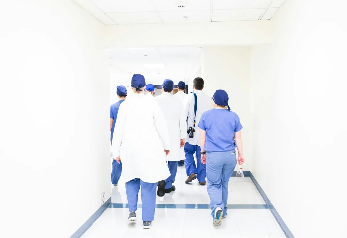 Senado avança com piso salarial de médicos, mas segura outros reajustes