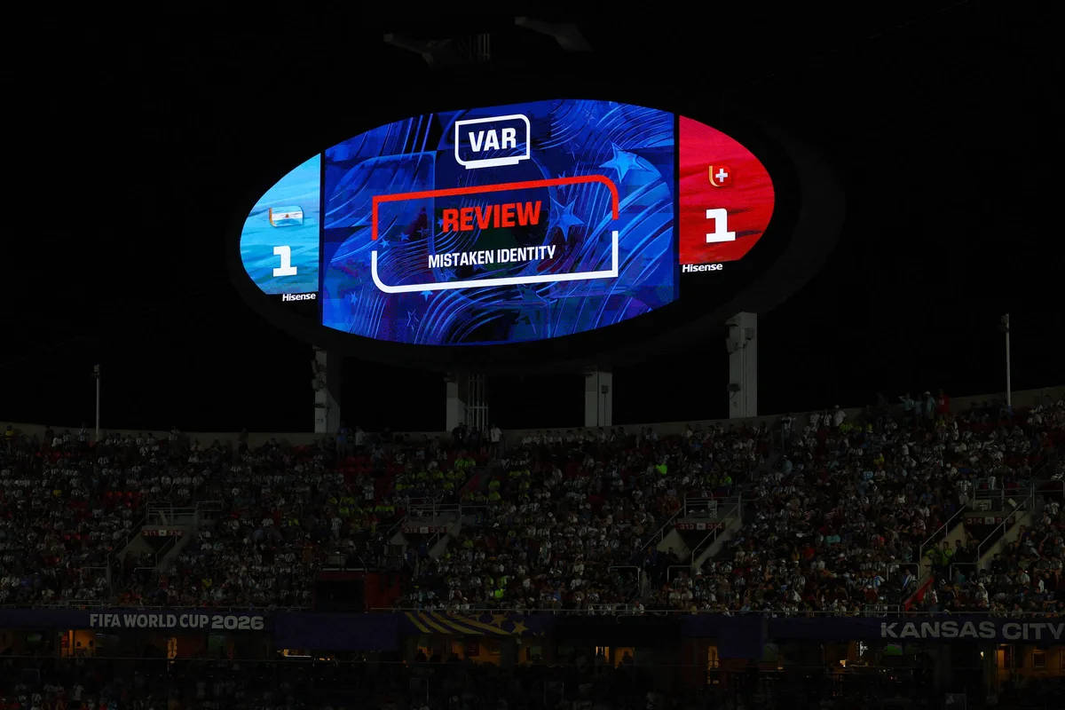 VAR, 10, descumpre sua função desde o 1º jogo