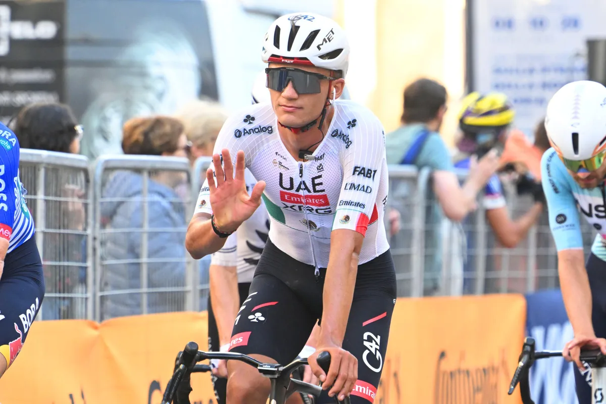 Isaac del Toro se queda sin bicampeonato en el Gran Piemonte 2026: ¿qué le pasó a 1.5 km de la meta?