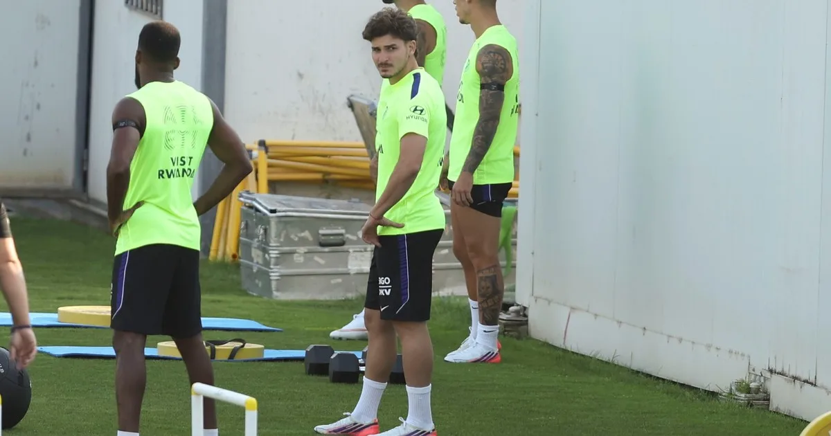 Julián Álvarez no sabe si será titular en el debut del Atlético de Madrid: las órdenes de Simeone y el "libérenlo" de redes sociales