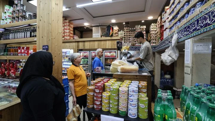 Inflation, répression, guerre : des Iraniens racontent leur quotidien