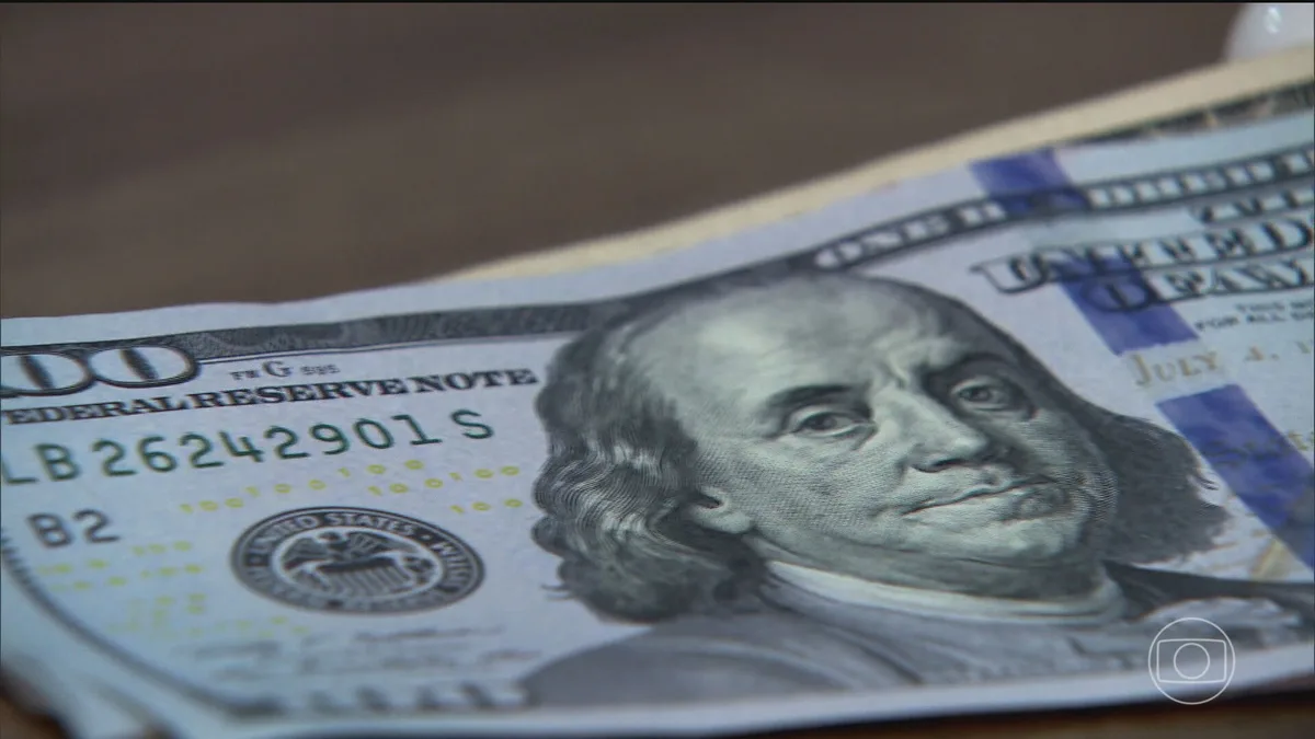 Dólar abre em alta, com foco em preços do petróleo e novas pesquisas eleitorais no Brasil