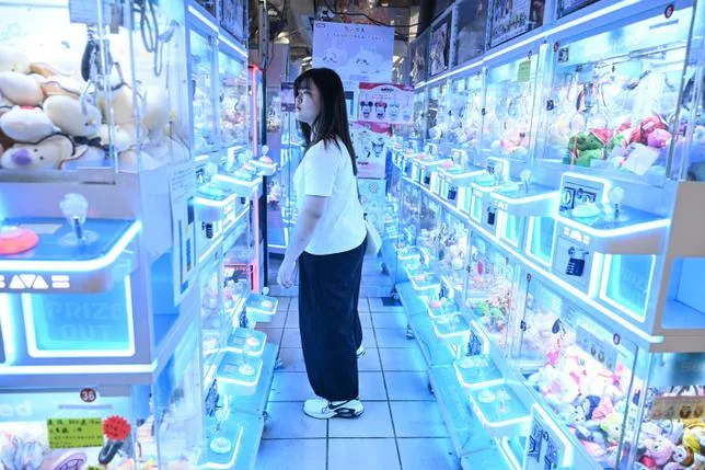 Labubu, peluches, cartes Pokémon : à Hong Kong, la fièvre des machines à pince