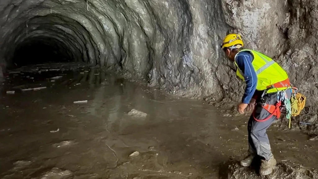 Crue dans l'Himalaya: les secours tentent de sauver 900 ouvriers disparus dans les tunnels de centrales électriques