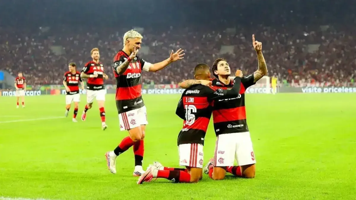 Em noite de golaços, Flamengo elimina Cruzeiro e segue na Libertadores