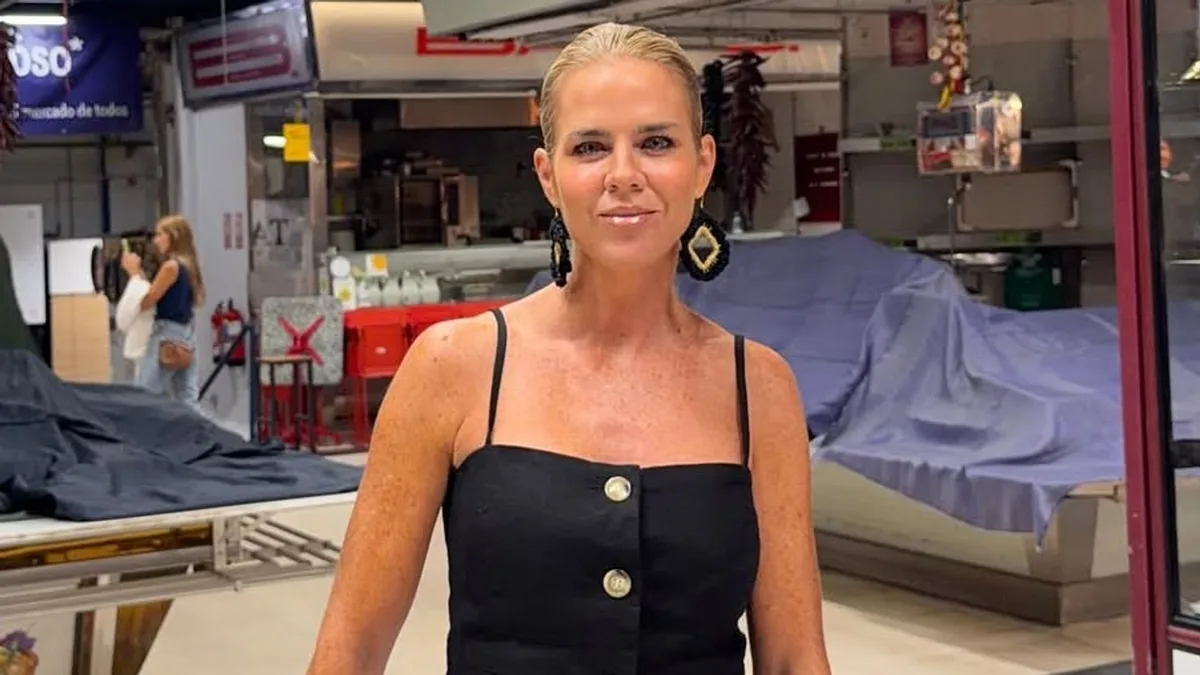 El regreso de Amelia Bono a Madrid con estilo frente al cambio de tiempo: vaqueros 'wide leg' y los pendientes artesanales que comparte con Marta Hazas