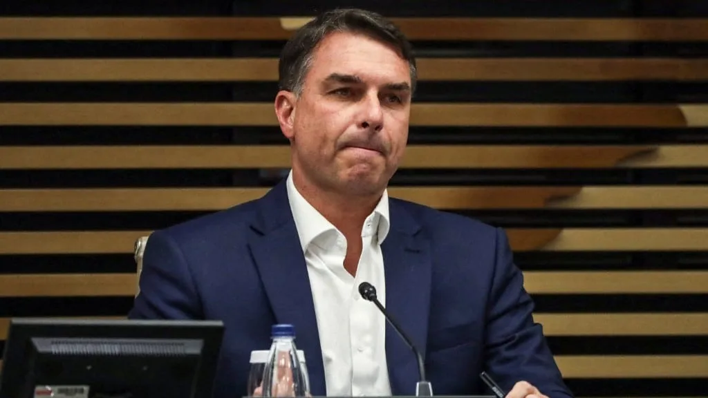 Após ser contra o fim da 6×1, Flávio muda posição e é criticado por centrais sindicais
