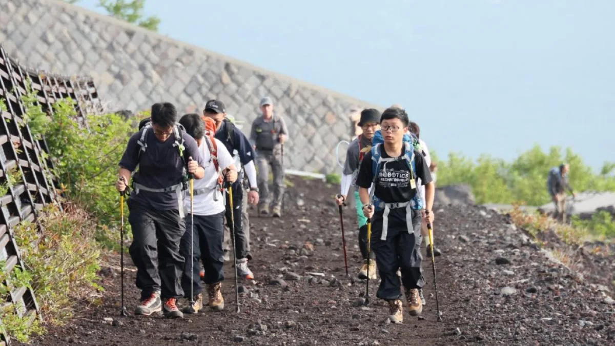 Un padre abandona a su hijo de siete años en el monte Fuji para poder subir a la cima