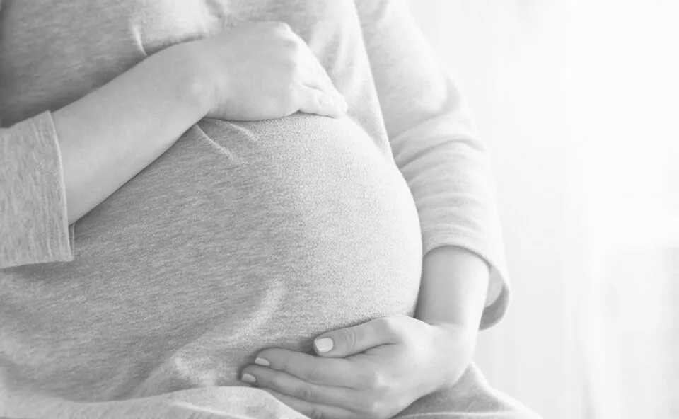 Homem é condenado a 21 anos de prisão por esfaquear mulher grávida após discussão por ciúmes