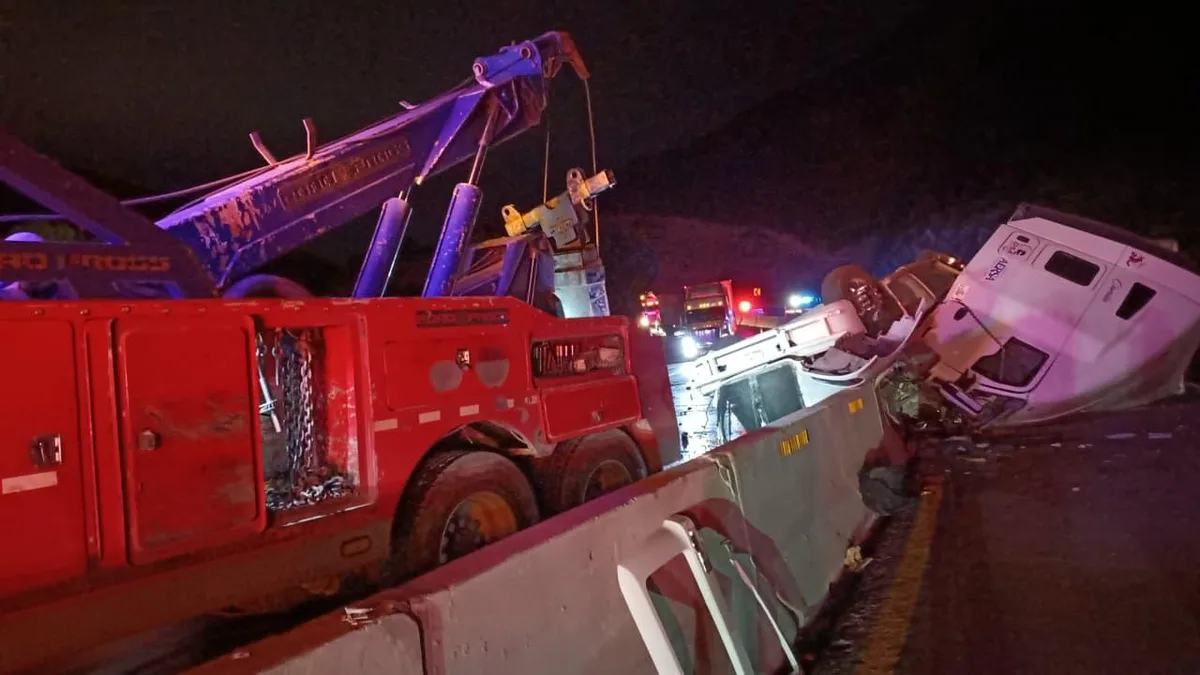 Volcadura de tráiler cierra por horas la autopista Los Chorros, en Arteaga (video)
