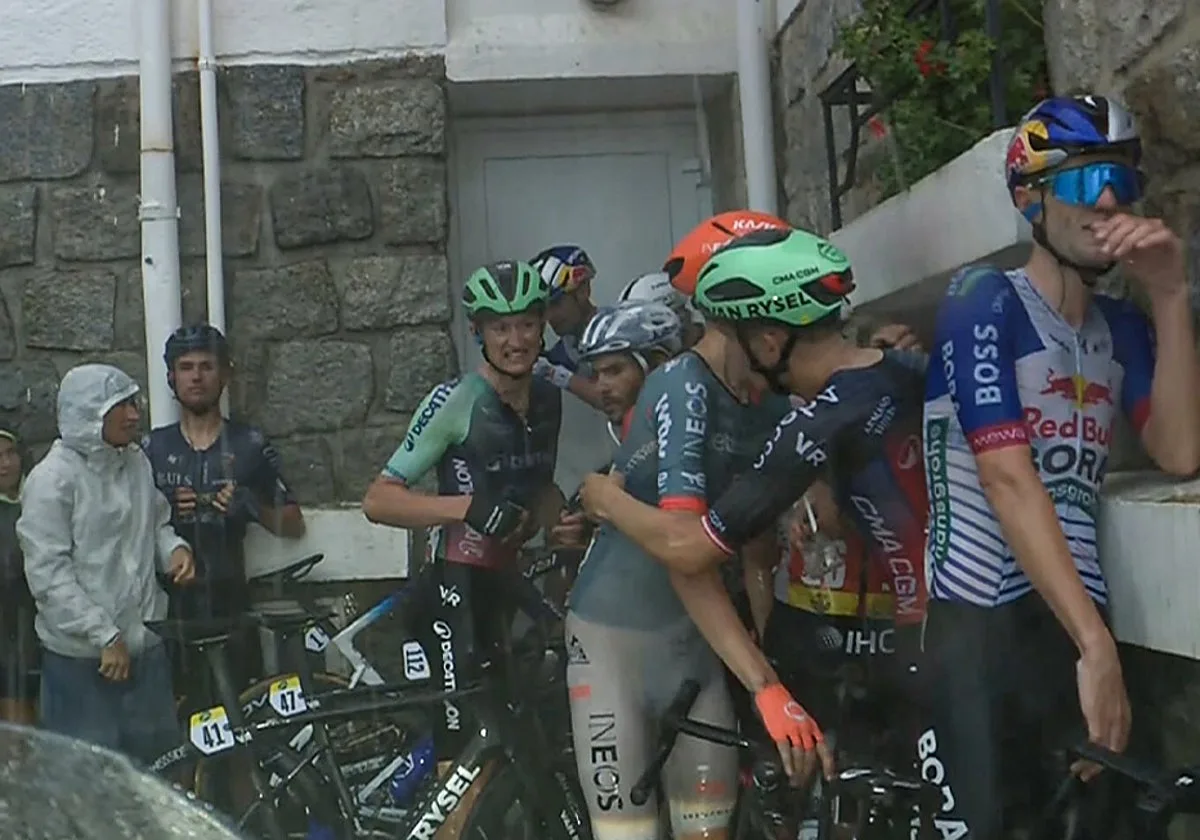 Ciclistas refugiados en un local: una fuerte granizada cancela la etapa de la Vuelta
