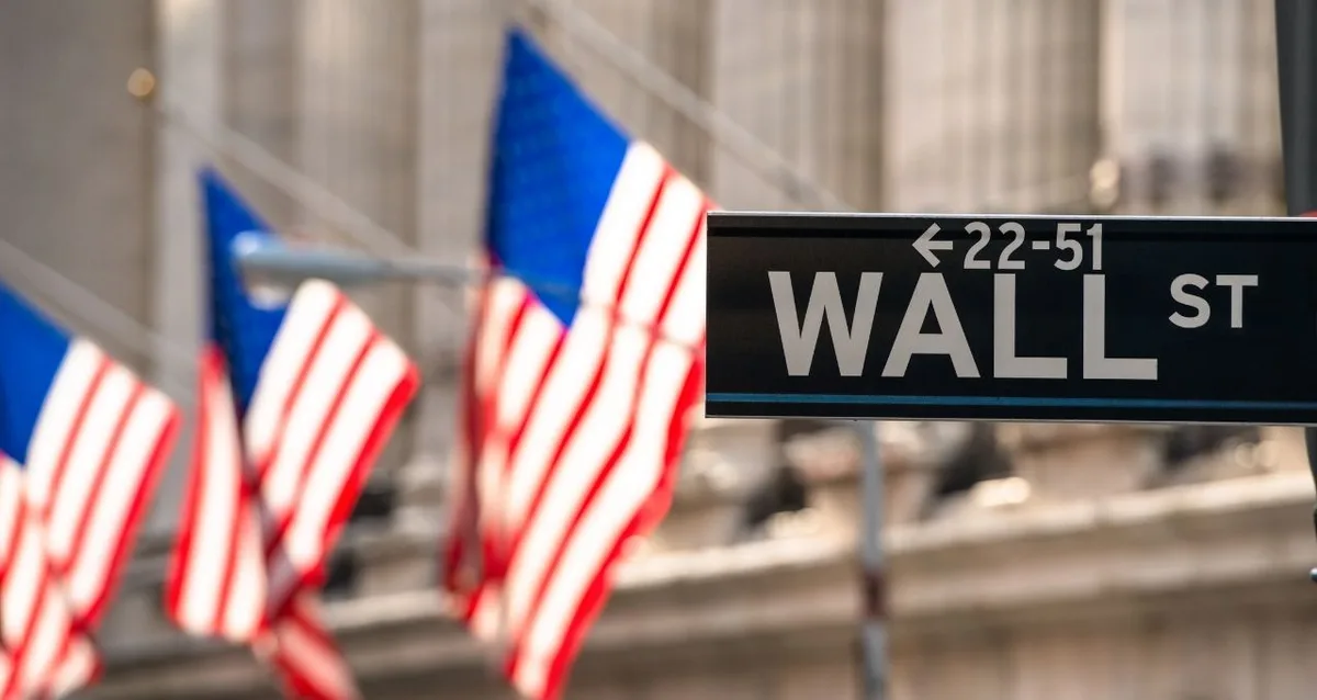 Wall Street fecha em queda no dia, mas S&P 500 emenda a terceira semana consecutiva de ganhos