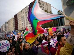 "Eine Politik der Angst": Razzia und Festnahmen bei LGBTQ-Vereinen in der Türkei