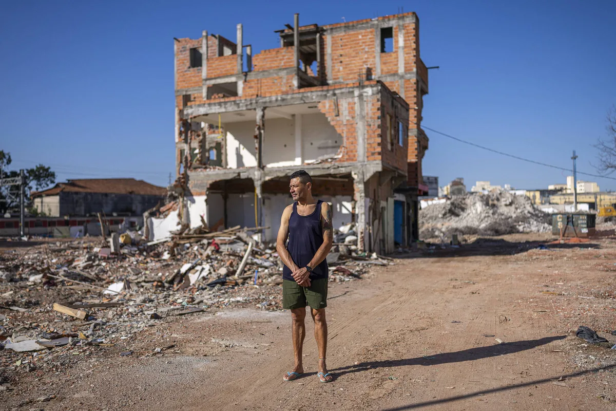 Último morador do Moinho a receber casa de Lula e Tarcísio vive isolado na favela demolida em SP