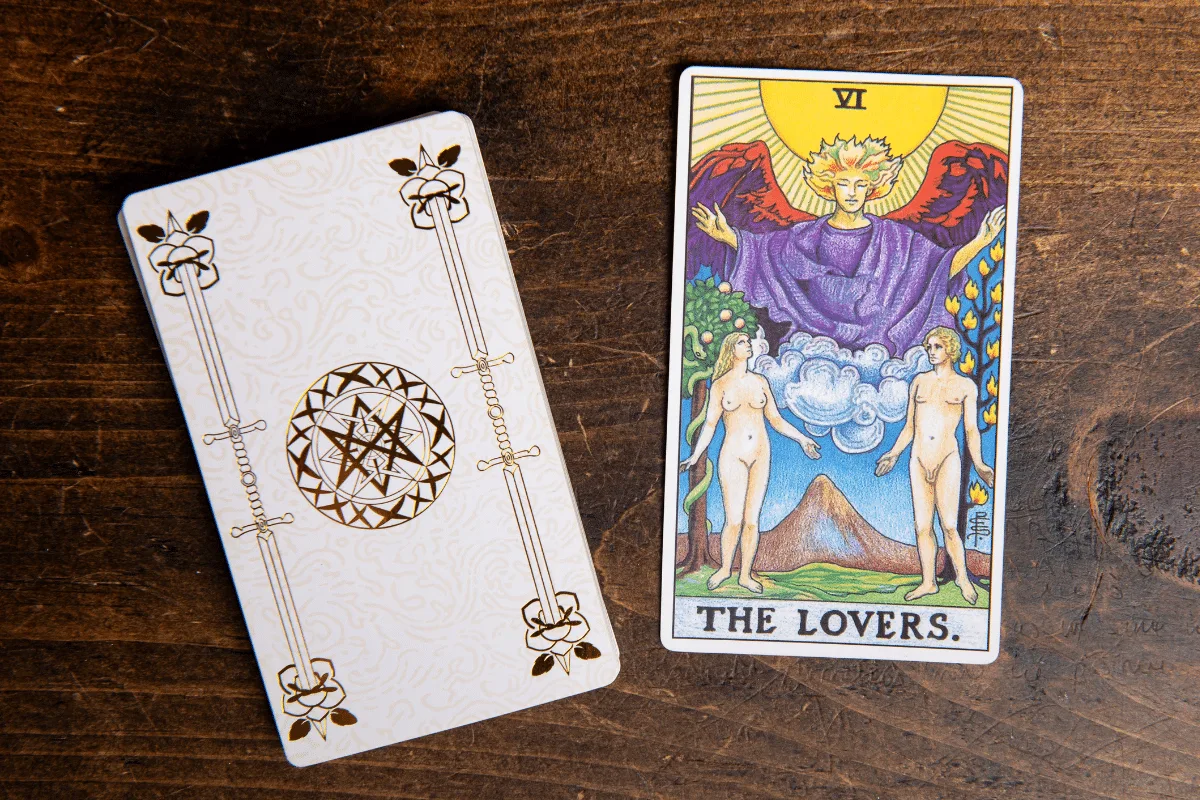 Os Enamorados no Tarot: entenda por que essa carta não fala apenas de amor